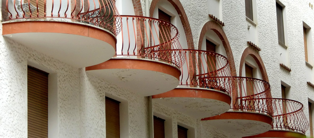 Rischio di caduta: la scelta e la manutenzione dei parapetti provvisori