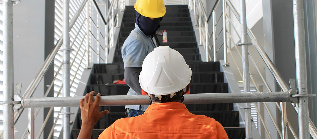 Lavorare in sicurezza con scale portatili e sgabelli a gradini: guida pratica per le aziende
