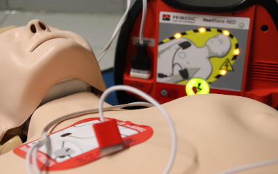 Defibrillatori sul lavoro: perché ogni azienda dovrebbe diventare cardioprotetta